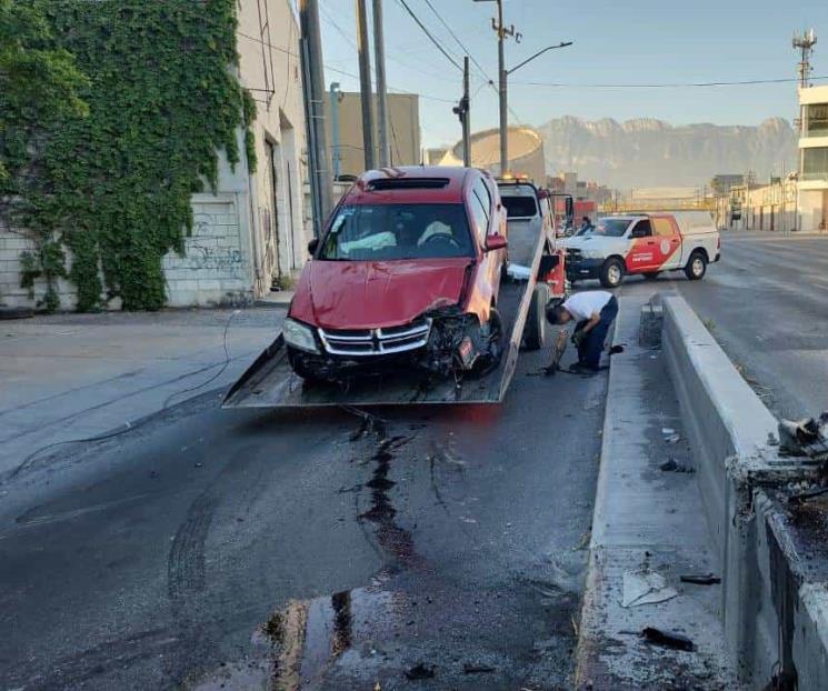 Se estrella auto contra paso a desnivel