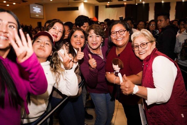 Delfina insta a jóvenes a reconstruir ideales