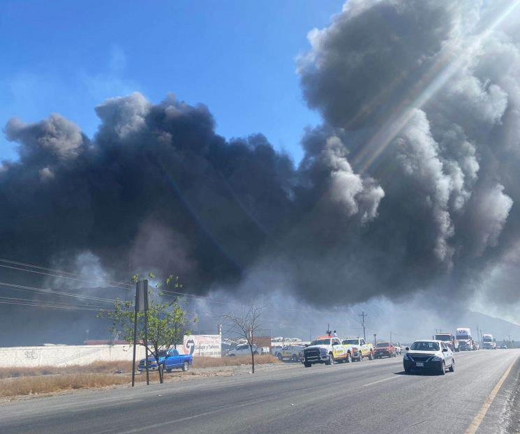 Se incendia corralón en Santa Catarina