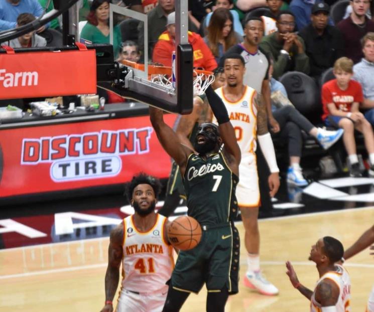 Ganan Celtics y siguen acecho de Bucks