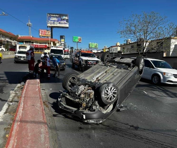 Vuelca automovilista en Leones