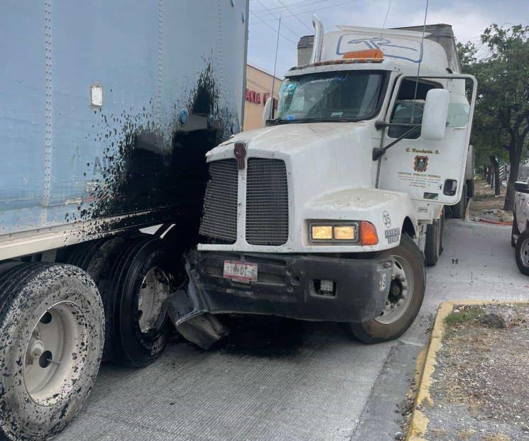 Chocan tráileres y ocasionan caos vial Chocan tráileres y ocasionan caos vial