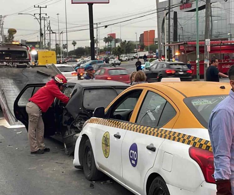 Deja carambola tres heridos