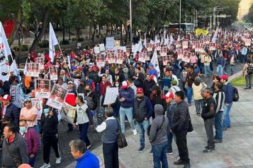 Electricistas marchan para exigir c&aacute;rcel a Calder&oacute;n
