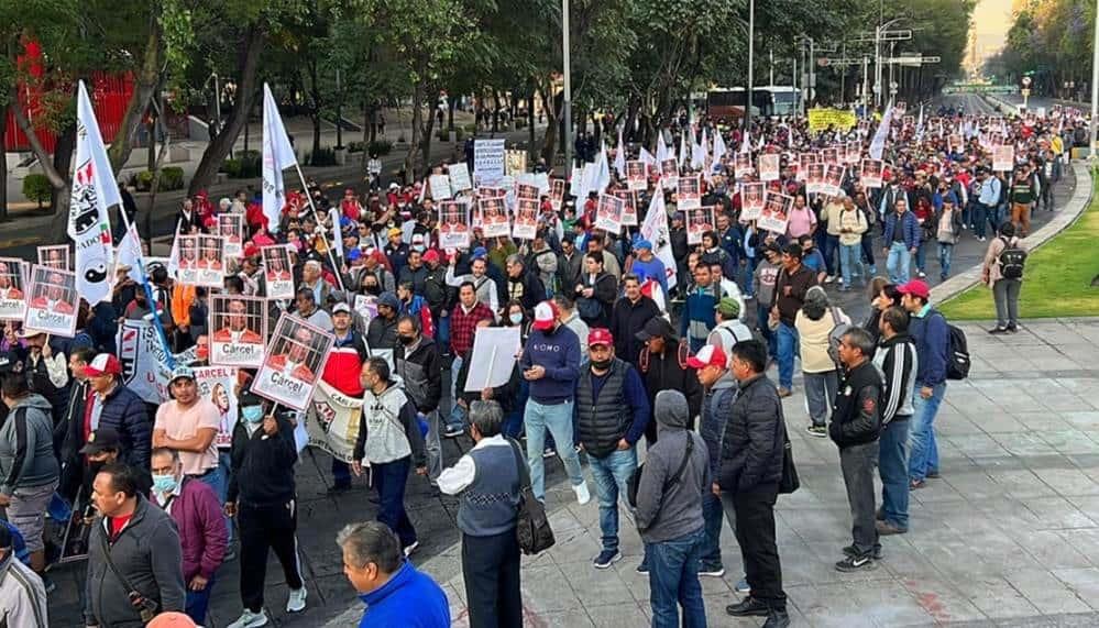 Electricistas marchan para exigir cárcel a Calderón