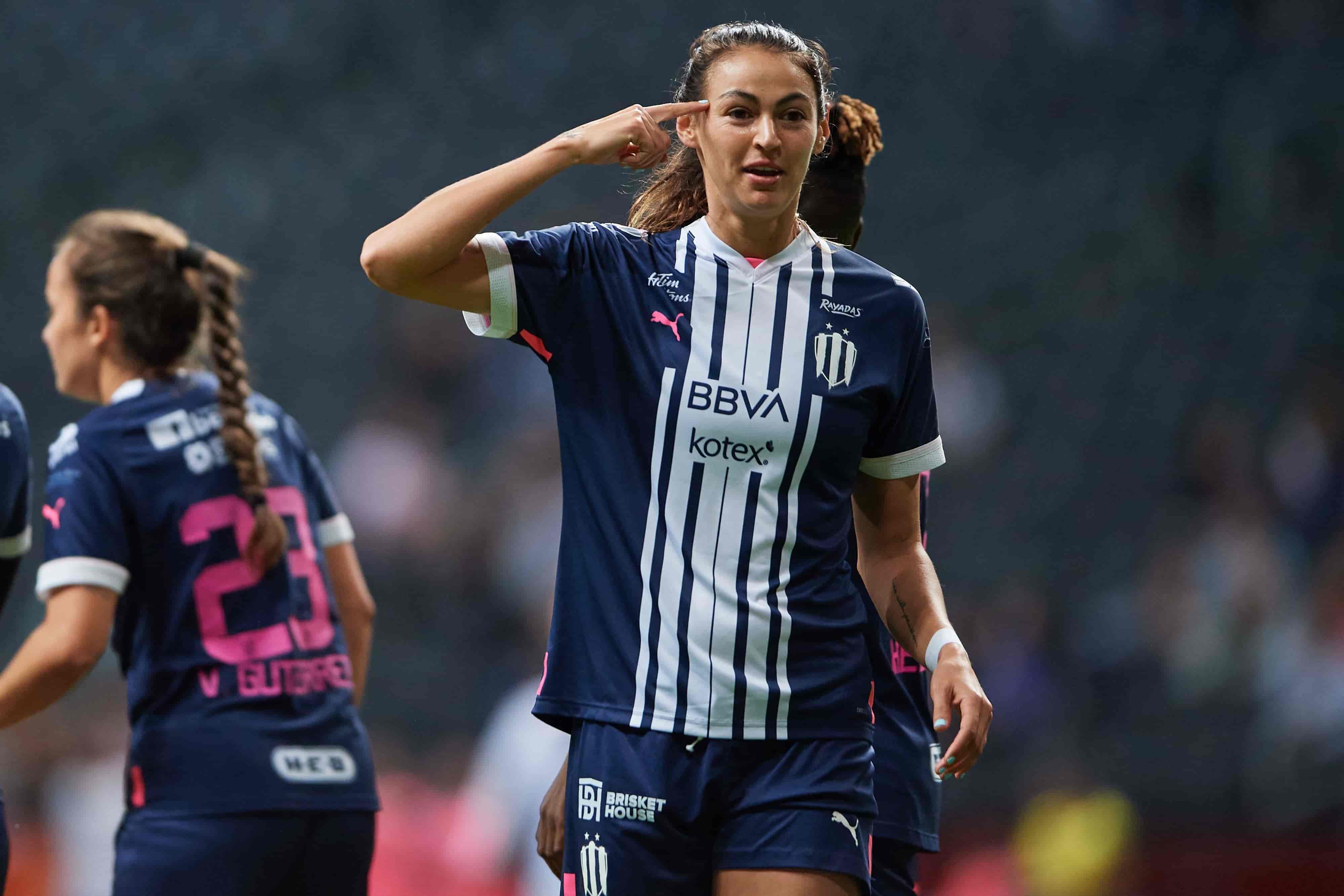 Christina Burkenroad hace triplete.