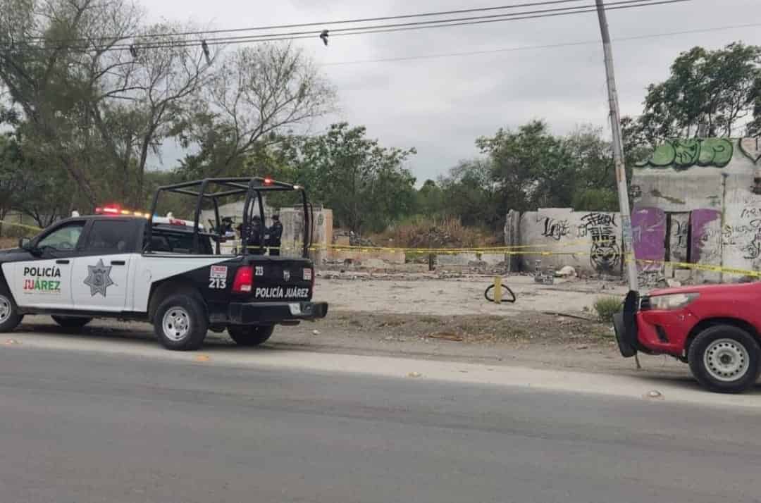 Entre escombros fueron localizados lo que serían restos óseos y una bota tipo industrial en un terreno baldío, en Juárez
