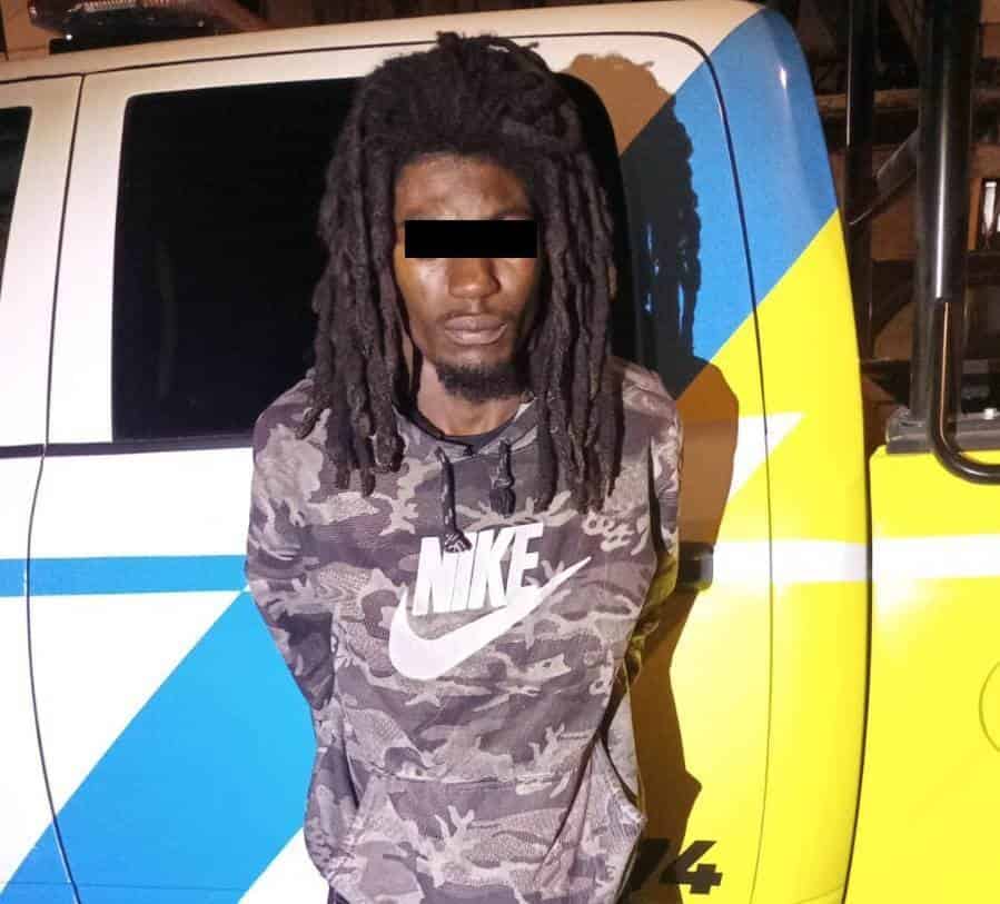 Dos hermanos fueron detenidos  luego de que al estar peleando en la vía pública y ser interceptados para una revisión, les encontraron 10 envoltorios con cocaína en piedra