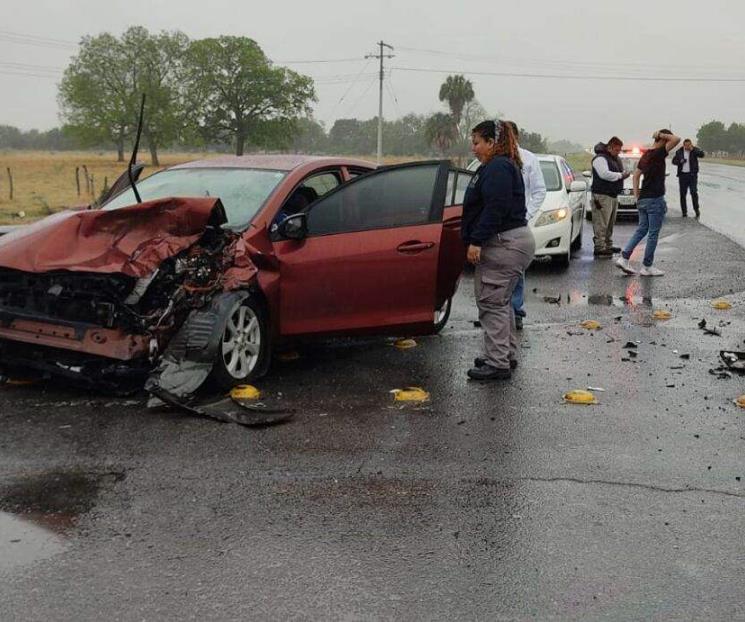 Sale pareja herida en choque