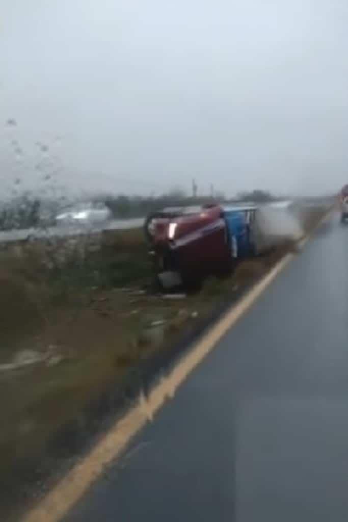 Vuelca por el pavimento mojado