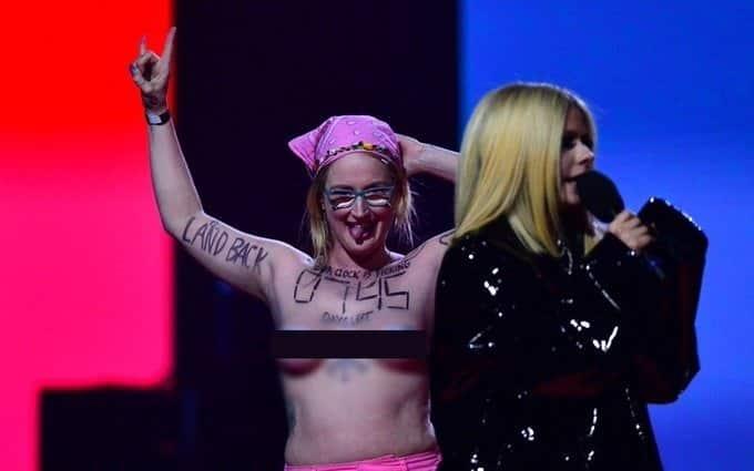 Avril Lavigne enfrenta en escenario a activista sin playera Avril Lavigne enfrenta en escenario a activista sin playera