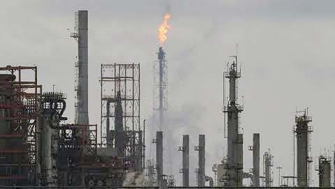 Coinciden malos olores con emisiones de azufre en refinería