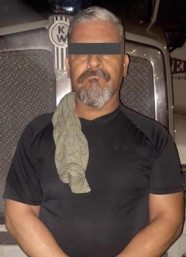 Un ex agente de la Agencia Estatal de Investigaciones y un ex policía de García, fueron detenidos por agentes reales, después de privar de la libertad a un trailero e intentar extorsionarlo con 50 mil pesos en Escobedo