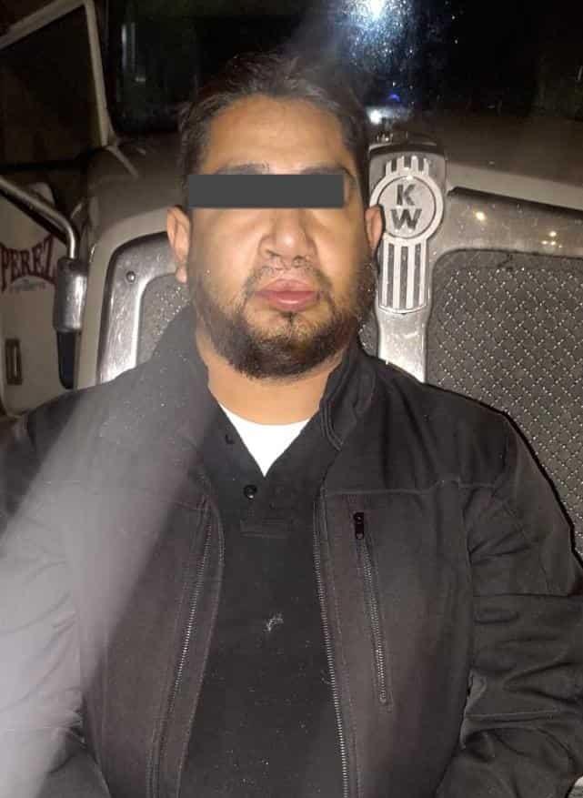 Secuestran ex policías a trailero