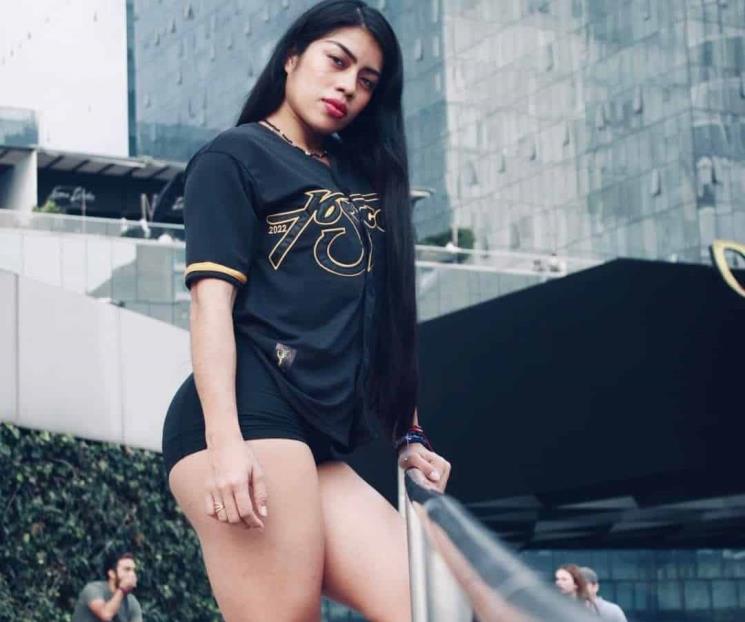 Mujer mujer tras accidente vial