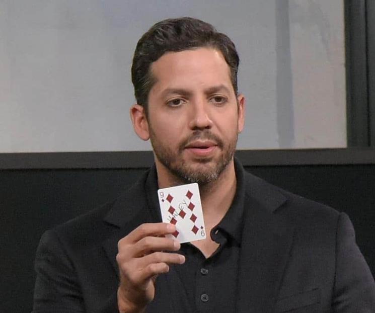 El mago David Blaine cae desde 24 metros y continúa su show