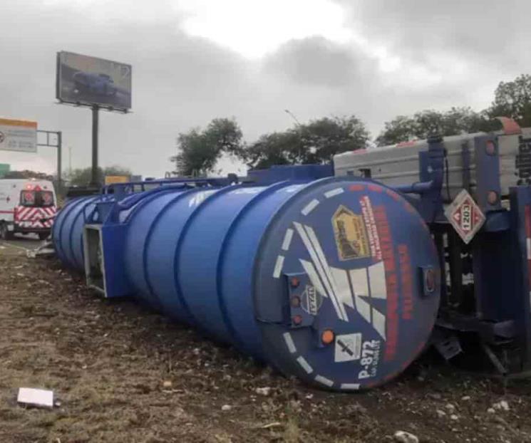 Volcadura de pipa deja un muerto y cierre de Constitución