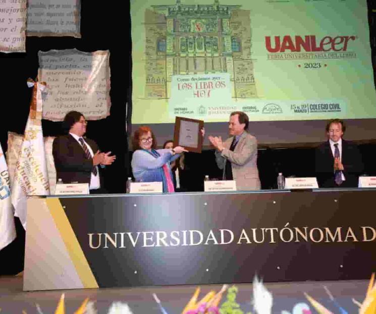 Entregan Reconocimiento al Mérito Editorial Entregan Reconocimiento al Mérito Editorial