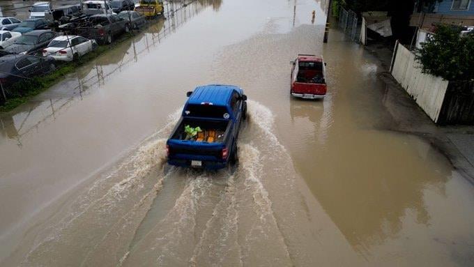 Causa río atmosférico inundaciones y deslaves