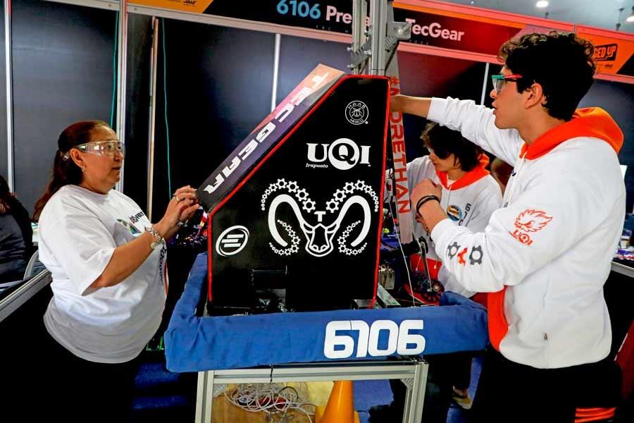 Comparten madre e hijo amor por la robótica