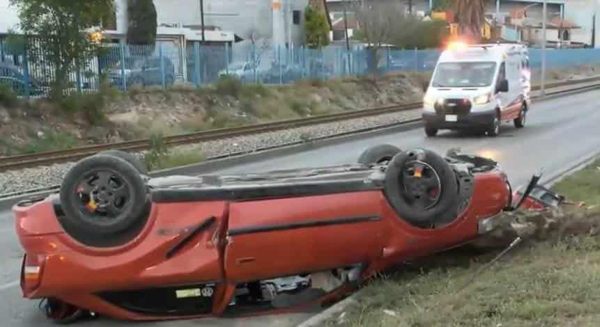 Deja volcadura tres heridos