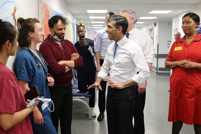 Levanta huelga personal de salud de Reino Unido