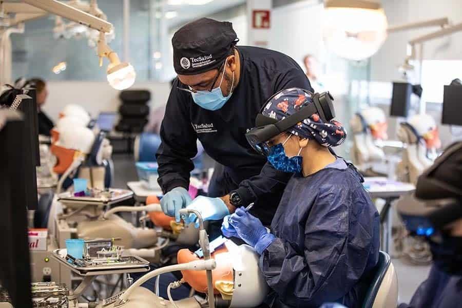 Alumnos Tec practican endodoncias con realidad mixta