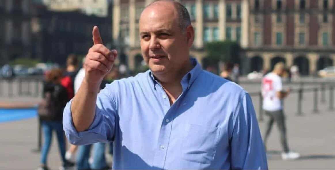 Gustavo de Hoyos tiene un pensamiento monárquico: AMLO