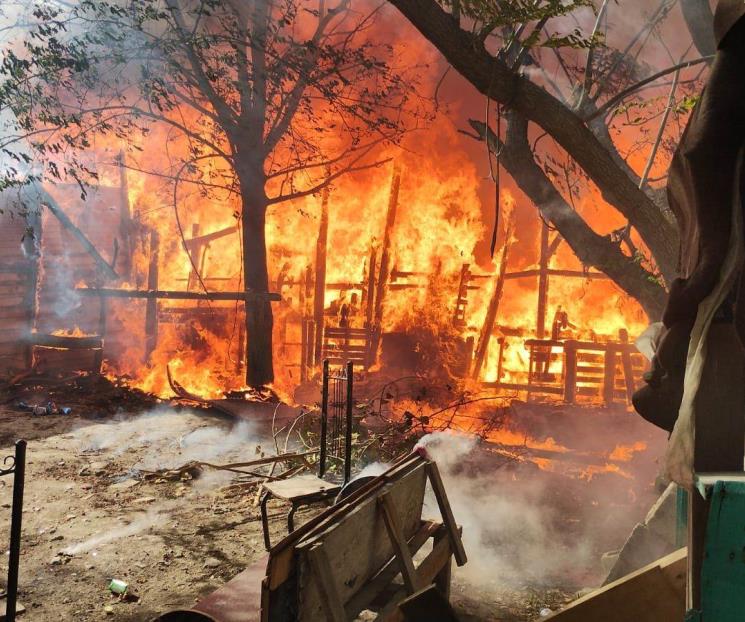 Consume el fuego tejabanes en el municipio de Santa Catarina