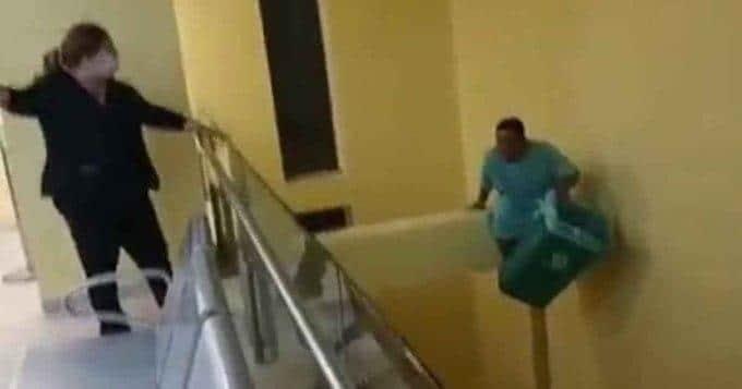 Hombre se lanza de un segundo piso por atención médica Hombre se lanza de un segundo piso por atención médica