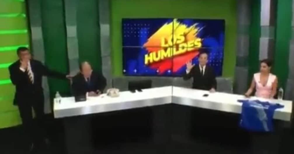 Sismo en Ecuador sorprende a conductores de TV