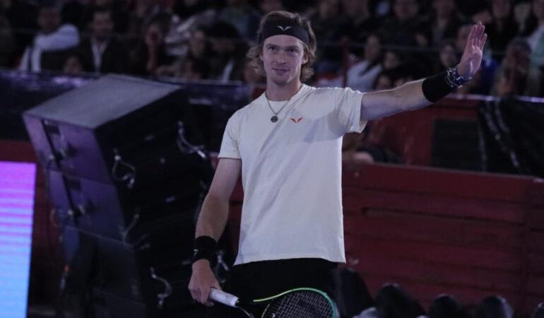 Vence Rublev a Medvédev en la Plaza México