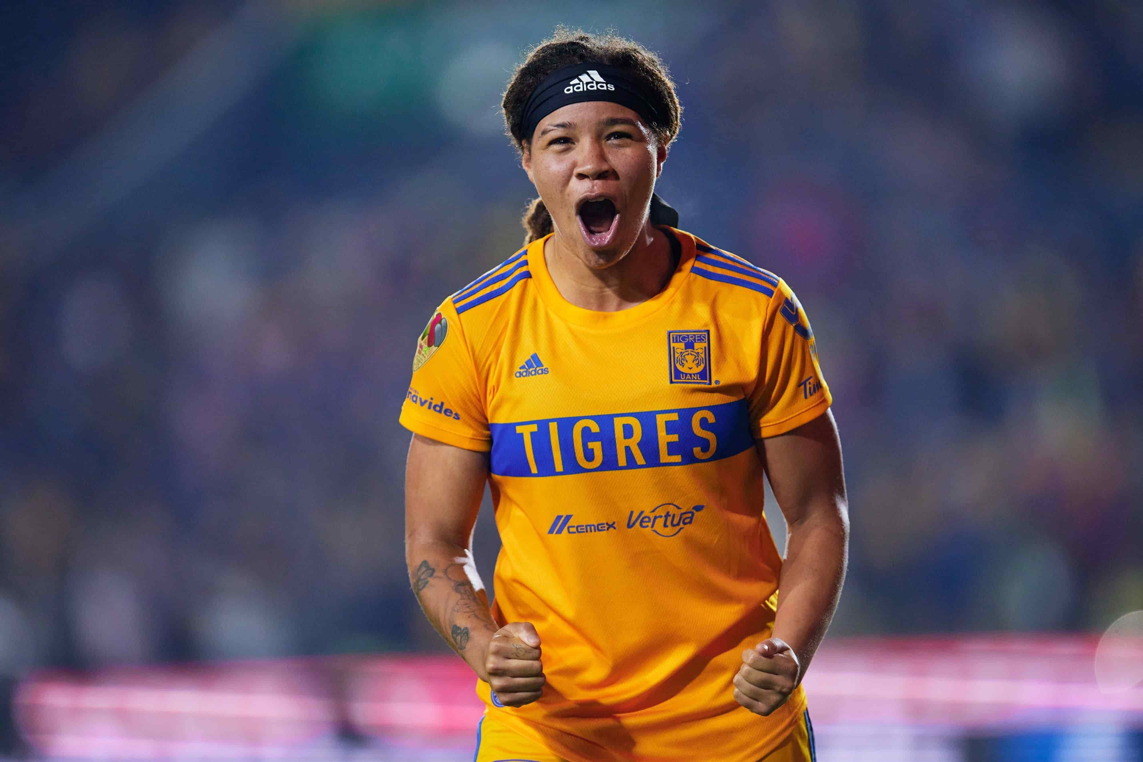 Mía Fishel hace el gol de la victoria por la vía penal.