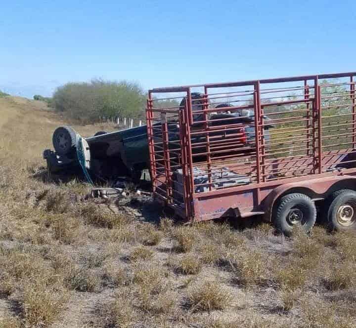 Resulta herido tras volcar en China