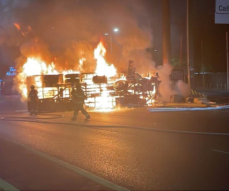 Vuelca camión tras choque y termina envuelto en llamas