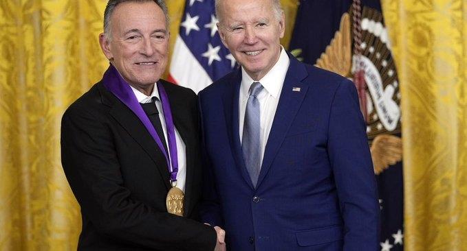 Entrega Biden a ‘El Jefe’ Medalla Nacional de las Artes