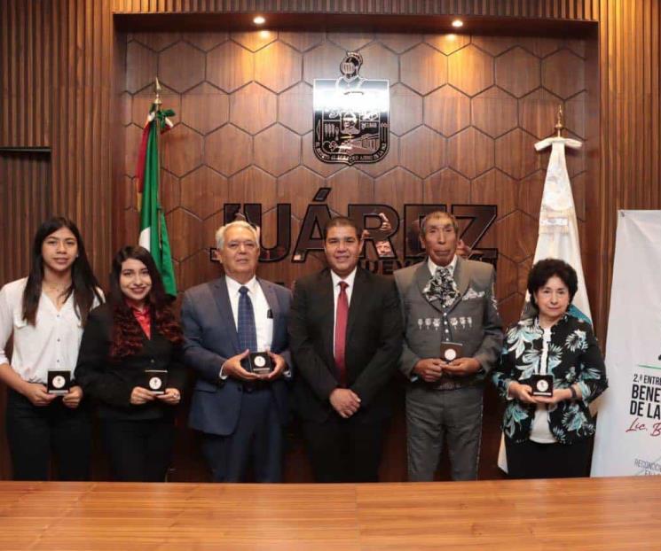 Entregan en Juárez presea Benemérito de las Américas