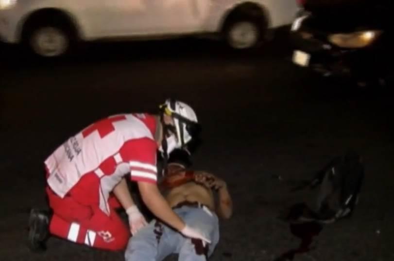 Atropella moto a peatón