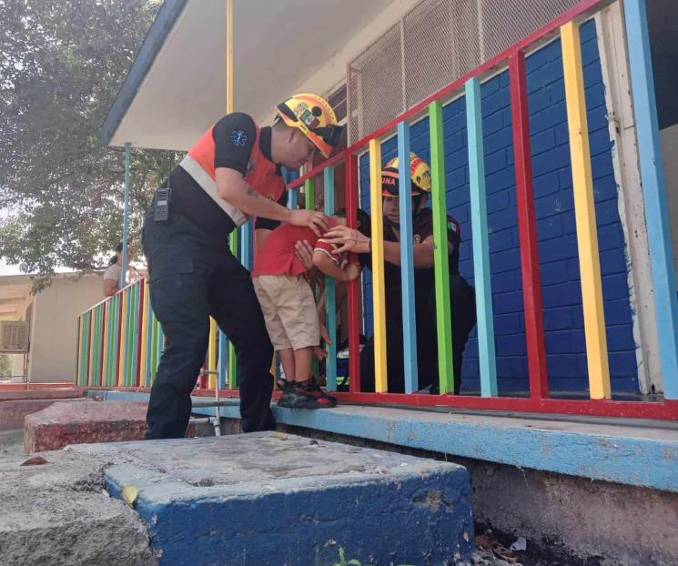 Rescatan a niño atorado en barandal Rescatan a niño atorado en barandal