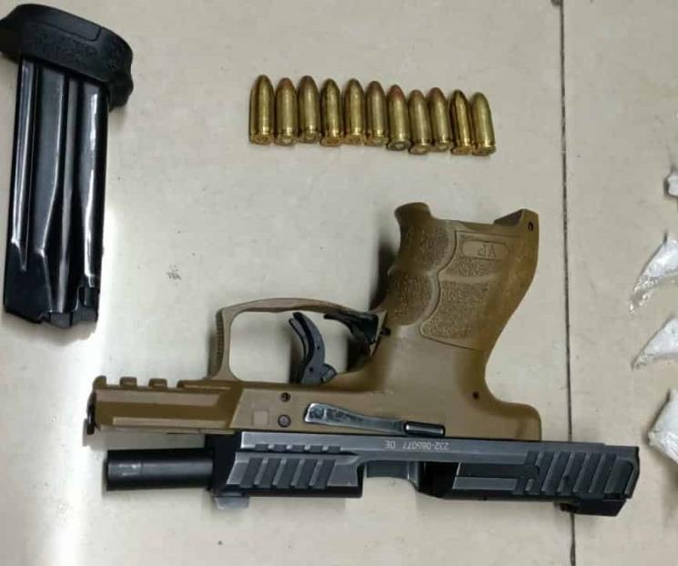 Detienen a motociclista con droga y arma de fuego