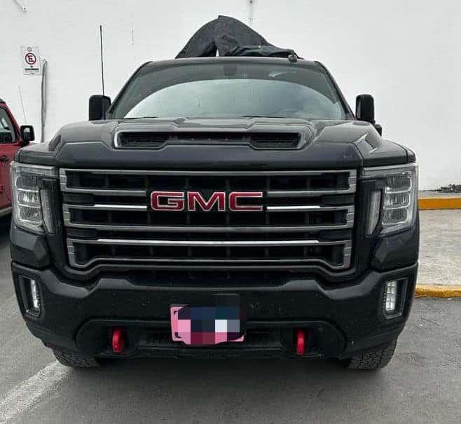 Llevan arma de fuego y los detienen