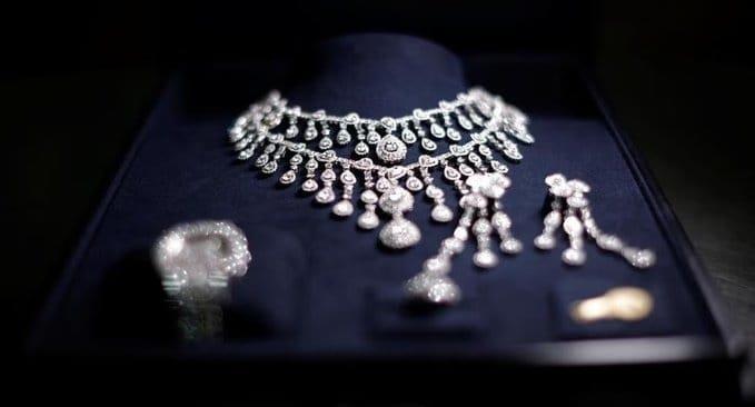 Piden a Jair Bolsonaro regresar joyas sauditas