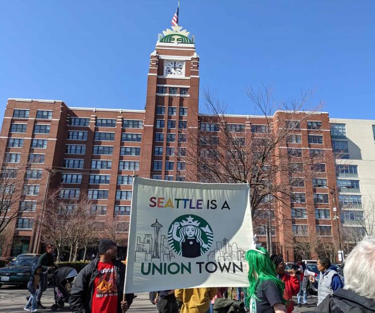 Trabajadores de Starbucks exigen mejores condiciones