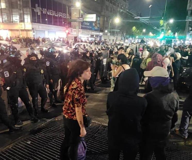 Encapuchadas se manifiestan en Bellas Artes Encapuchadas se manifiestan en Bellas Artes