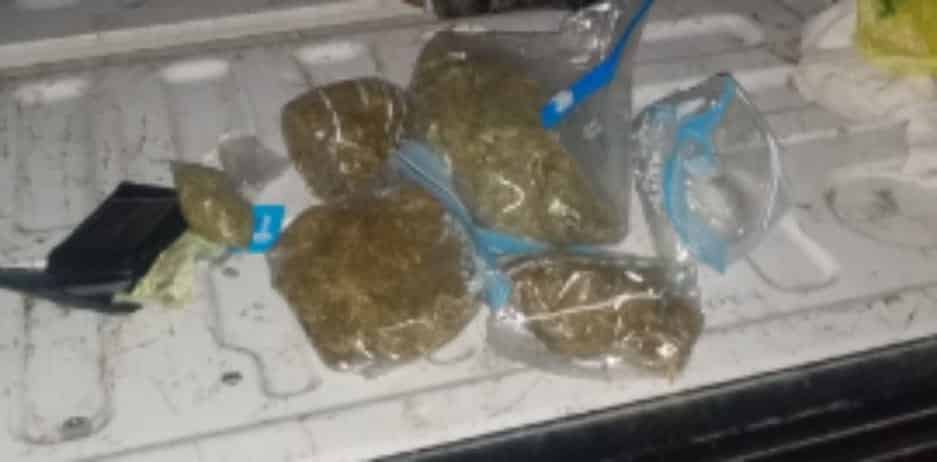 Arrestado luego que le encontraron marihuana envuelta en una toalla dentro de una mochila