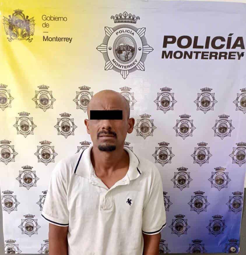 Un hombre fue detenido luego de que trató de correr al ver la patrulla, y al revisar su situación legal, se estableció que cuenta con una orden de aprehensión por el delito de violación