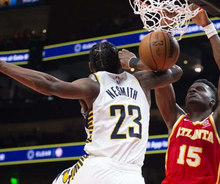 Ganan Hawks y siguen cerca de playoffs