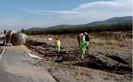 Vuelca pipa y derrama gasolina