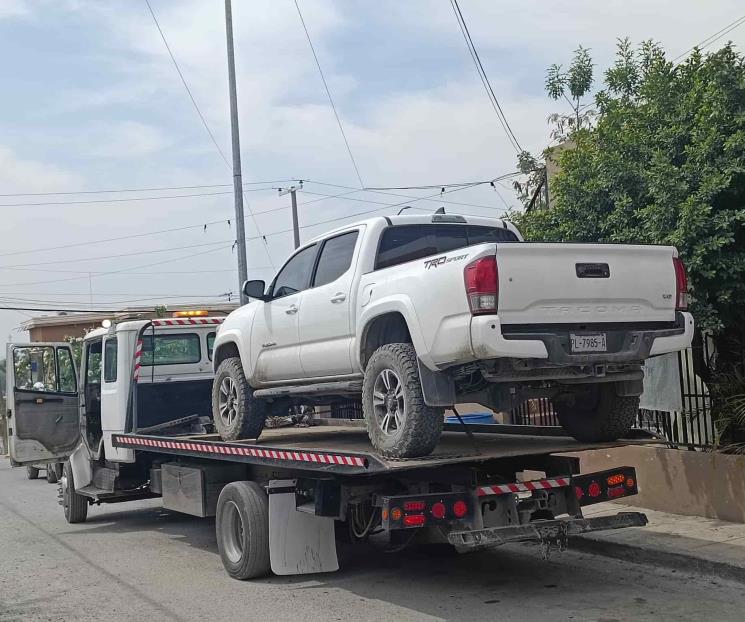 Choca camioneta contra vehículos estacionados