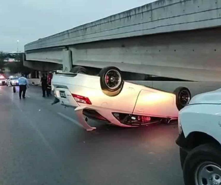 Vuelca automovilista en Venustiano Carranza